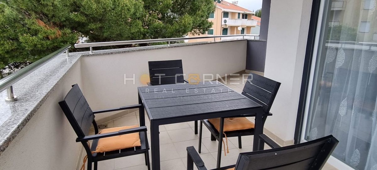 Premantura – luksuzno stanovanje s strešno teraso in panoramskim pogledom na morje, 400 m od plaže