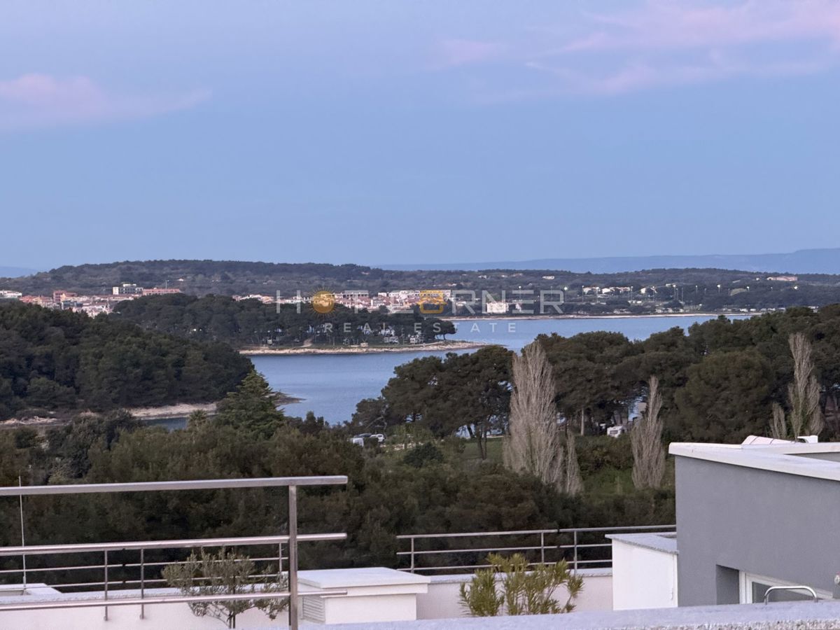 Premantura – luksuzno stanovanje s strešno teraso in panoramskim pogledom na morje, 400 m od plaže