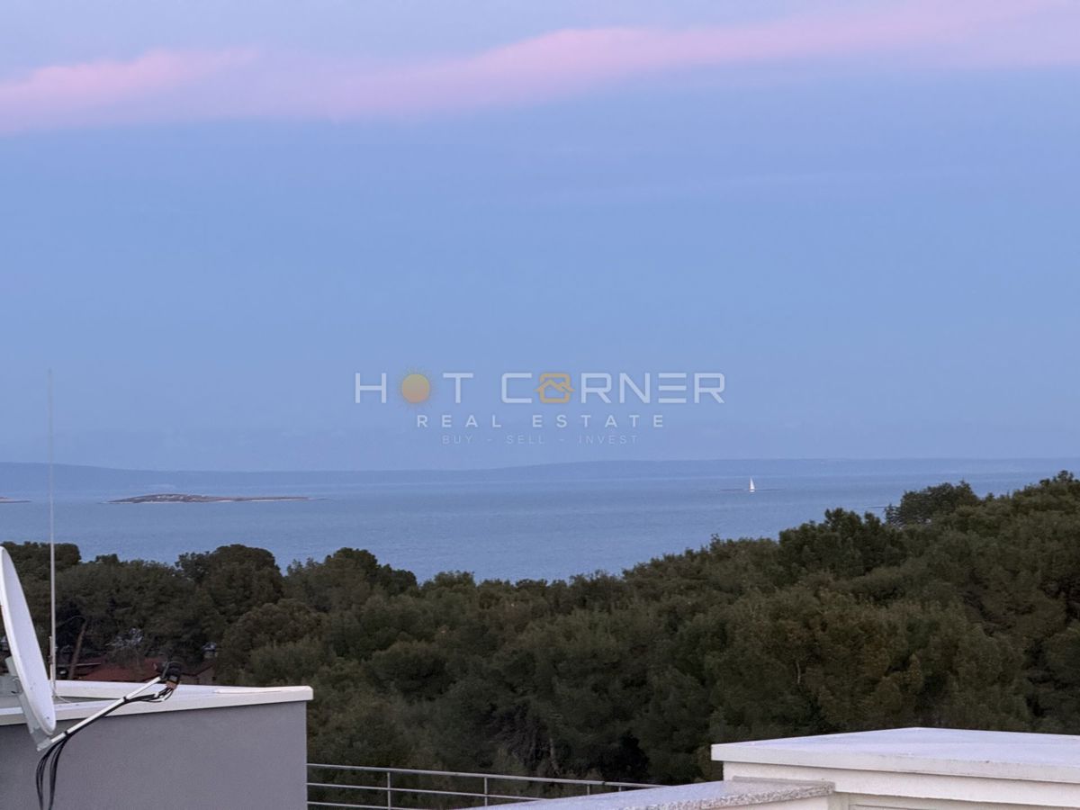 Premantura – luksuzno stanovanje s strešno teraso in panoramskim pogledom na morje, 400 m od plaže