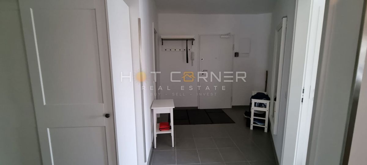 Premantura – luksuzno stanovanje s strešno teraso in panoramskim pogledom na morje, 400 m od plaže