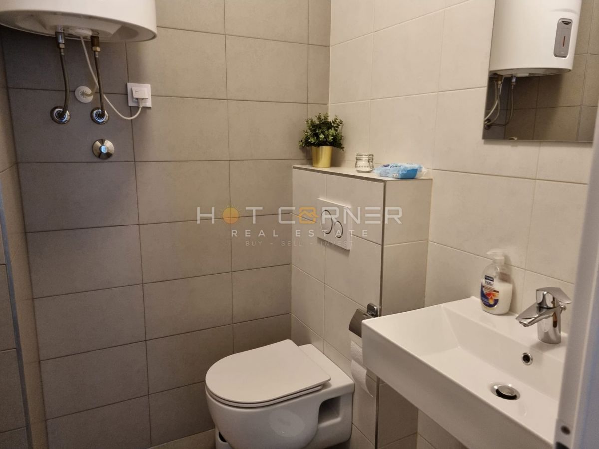 Premantura – luksuzno stanovanje s strešno teraso in panoramskim pogledom na morje, 400 m od plaže