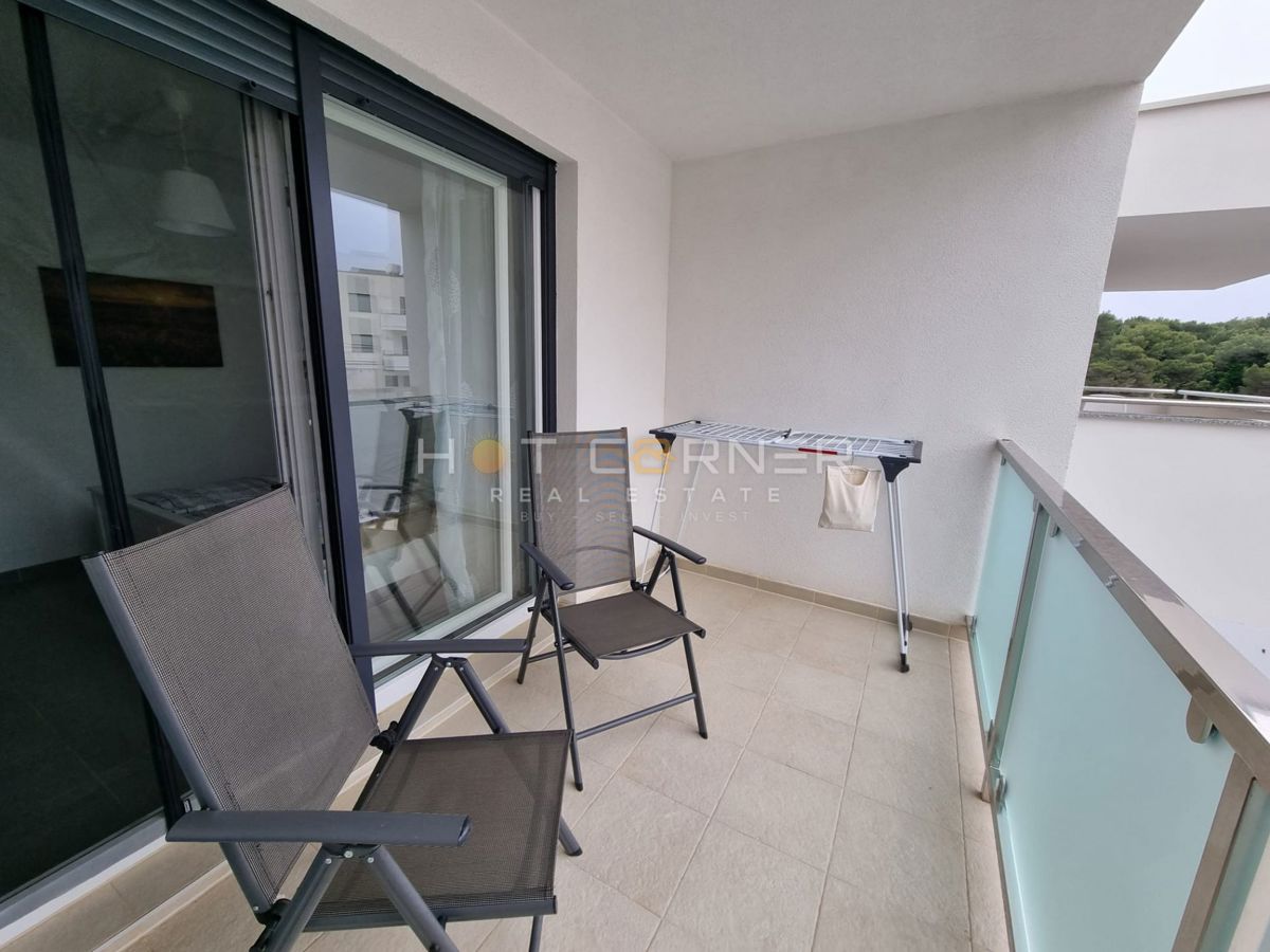 Premantura – luksuzno stanovanje s strešno teraso in panoramskim pogledom na morje, 400 m od plaže