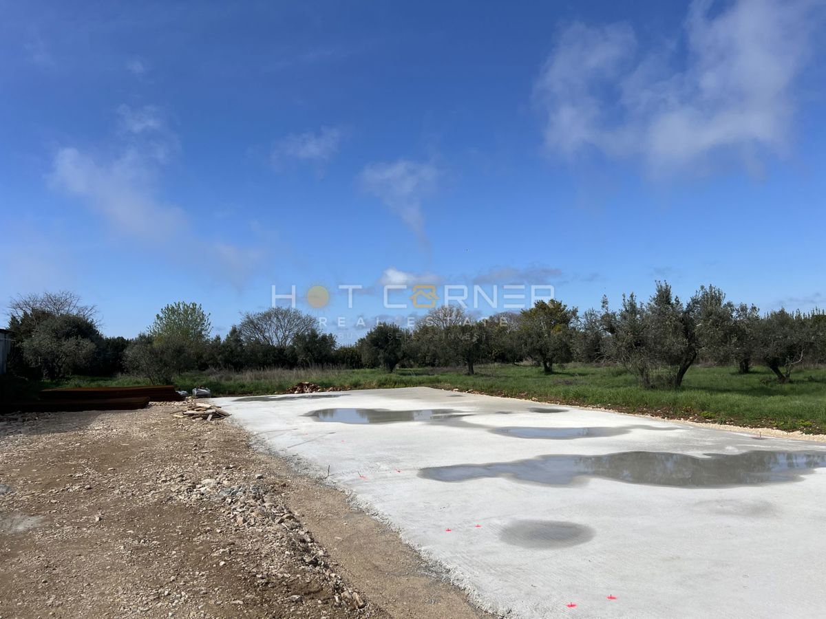 Štinjan, novogradnja, 2 spalnici, pogled na morje, 3 minute vožnje do plaže Puntižela!