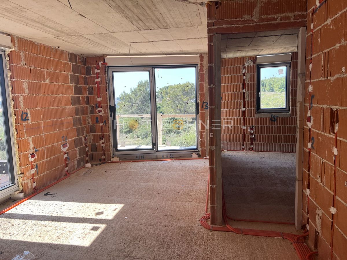 Medulin, 650 m od plaže, novo, pritlično stanovanje, 2SS z 175 m² vrta