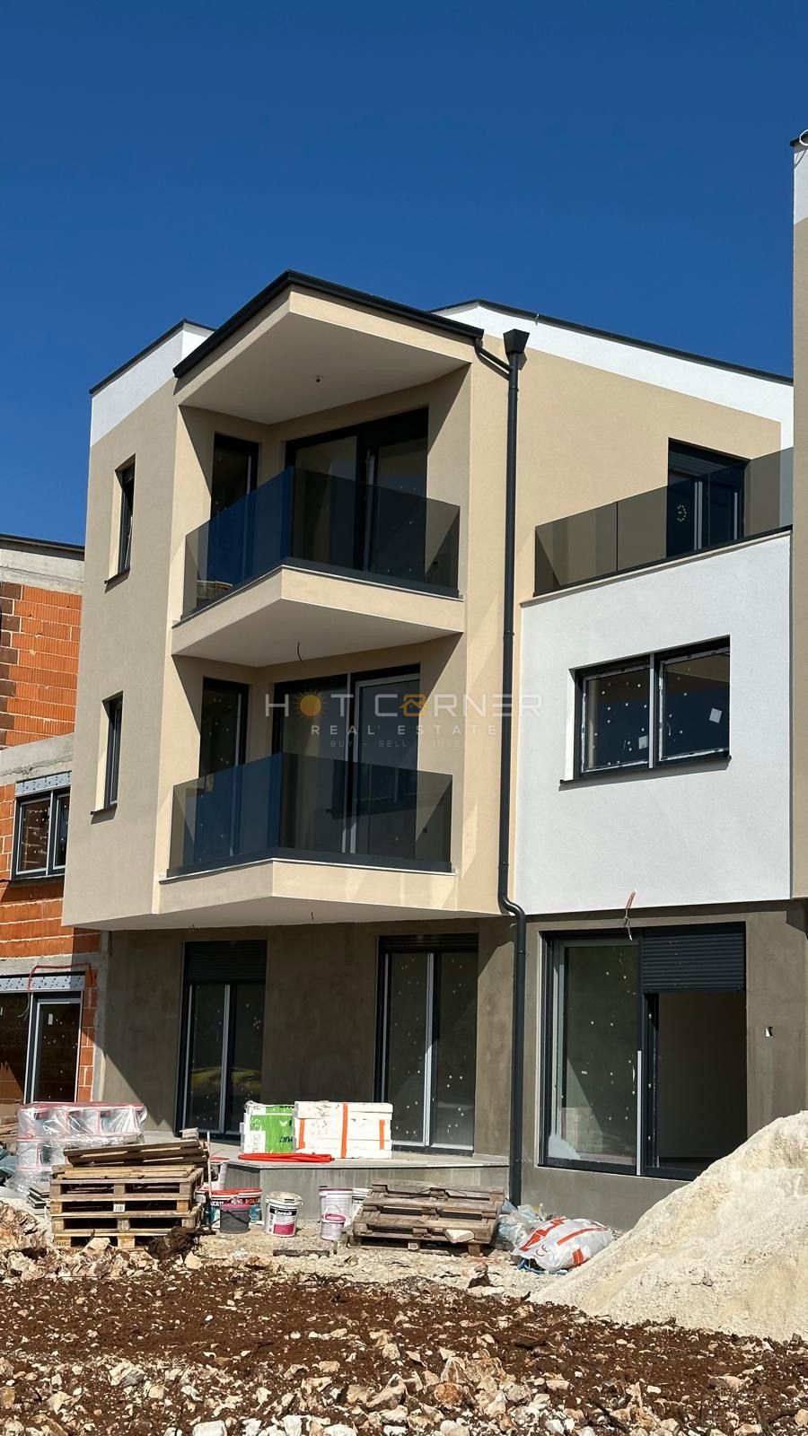 Medulin, 650 m od plaže, novo, pritlično stanovanje, 2SS z 175 m² vrta