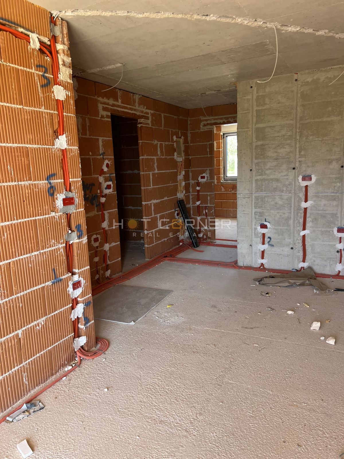 Medulin, 650 m od plaže, novo, pritlično stanovanje, 2SS z 175 m² vrta