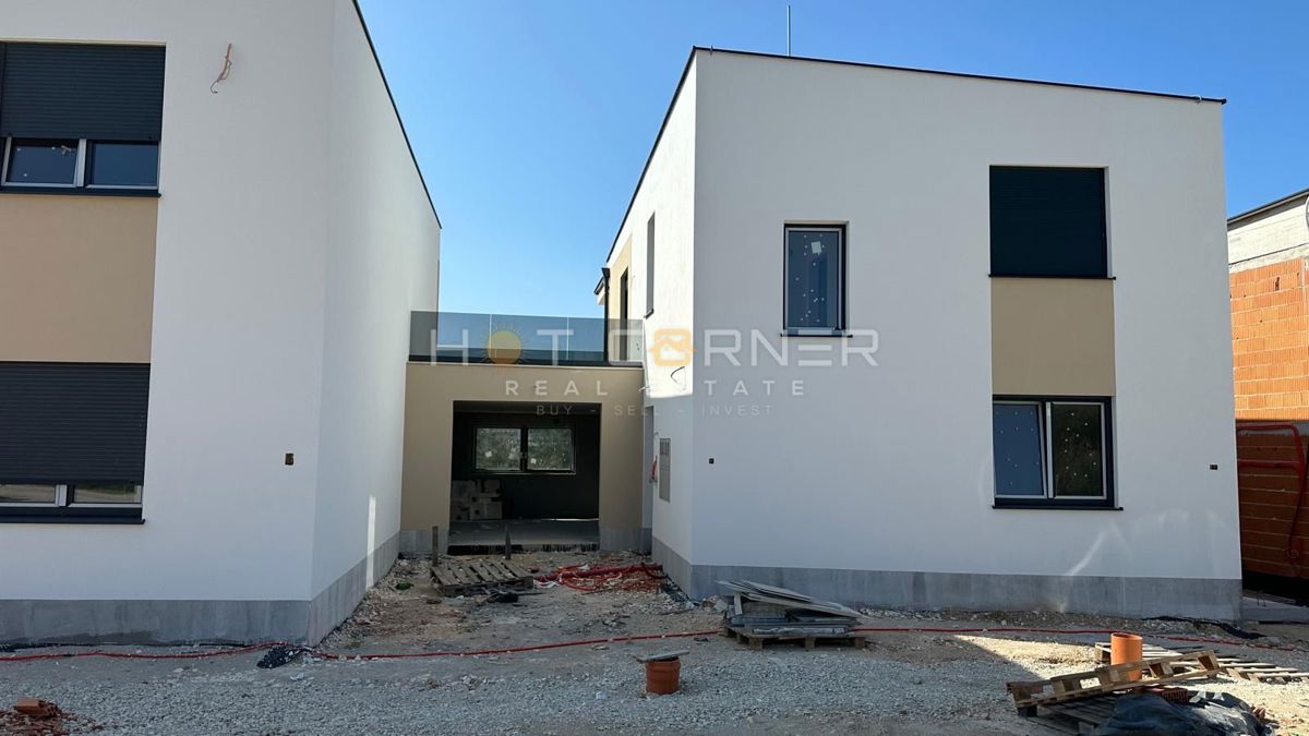 Medulin, 650 m od plaže, novo, pritlično stanovanje, 2SS z 175 m² vrta