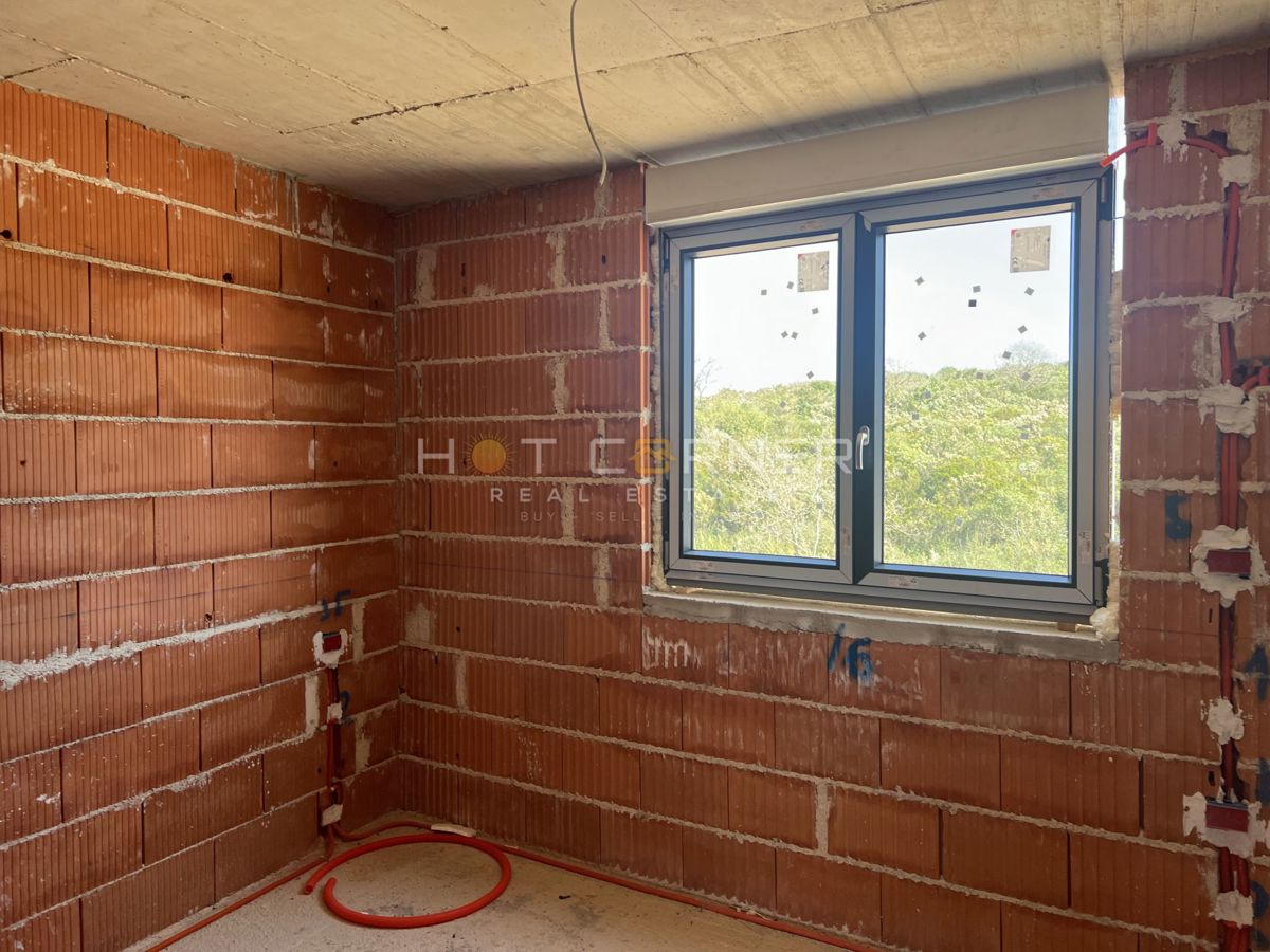 Medulin, 650 m od plaže, novo, pritlično stanovanje, 2SS z 175 m² vrta
