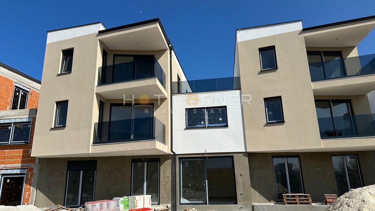 Medulin, 650 m od plaže, novo, pritlično stanovanje, 2SS z 175 m² vrta