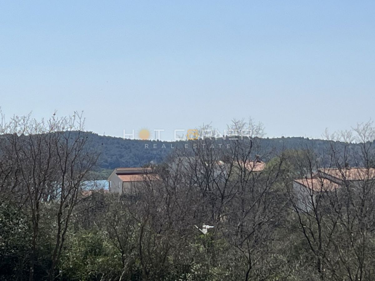 Medulin, 650 m od plaže, novo, pritlično stanovanje, 2SS z 175 m² vrta