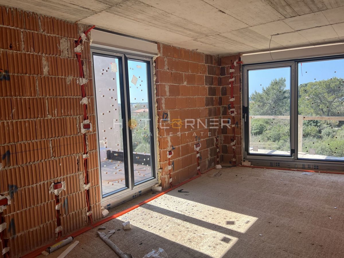 Medulin, 650 m od plaže, novo, pritlično stanovanje, 2SS z 175 m² vrta