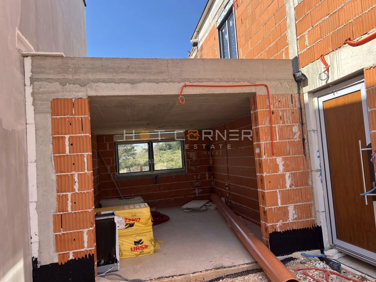 Medulin, 650 m od plaže, novo, pritlično stanovanje, 2SS z 175 m² vrta