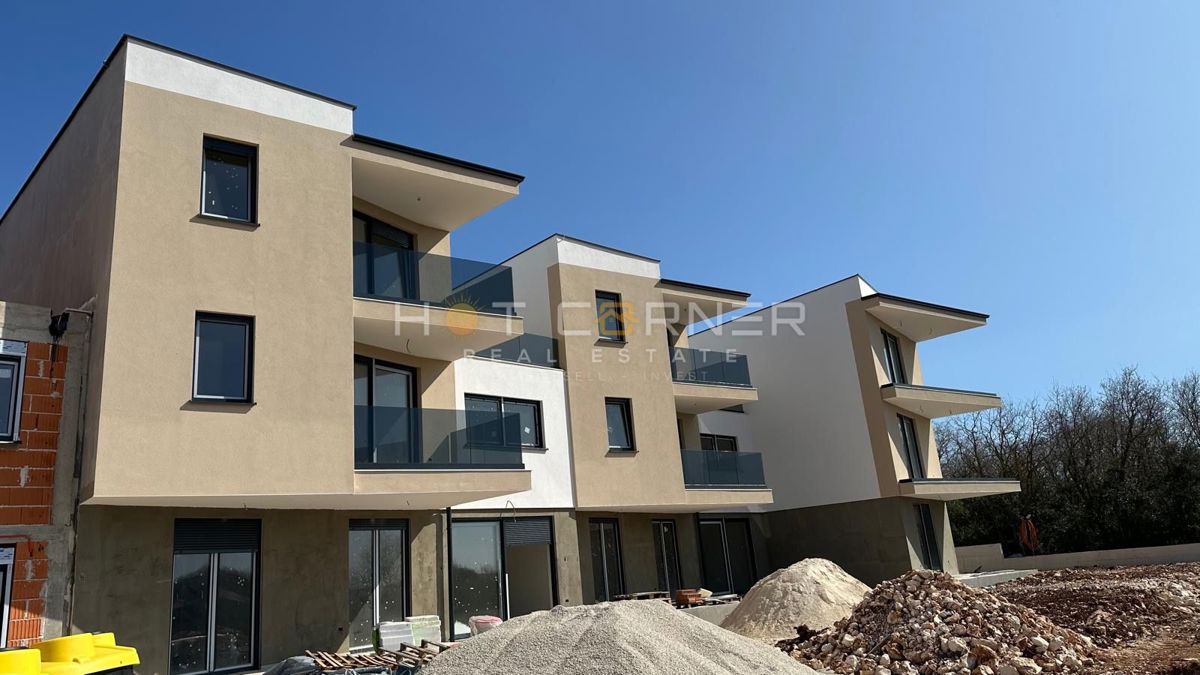 Medulin, 650 m od plaže, novo, pritlično stanovanje, 2SS z 175 m² vrta