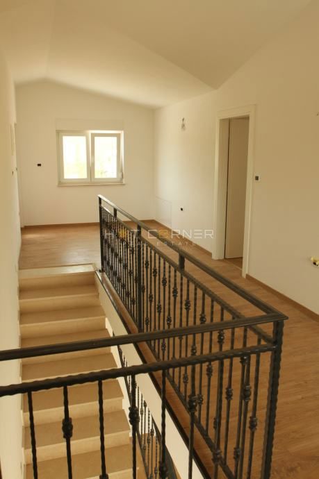 Čudovita nova vila z bazenom v idilični vasi 15 min od morja