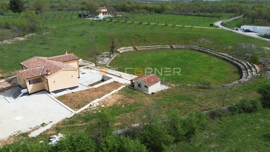Čudovita nova vila z bazenom v idilični vasi 15 min od morja