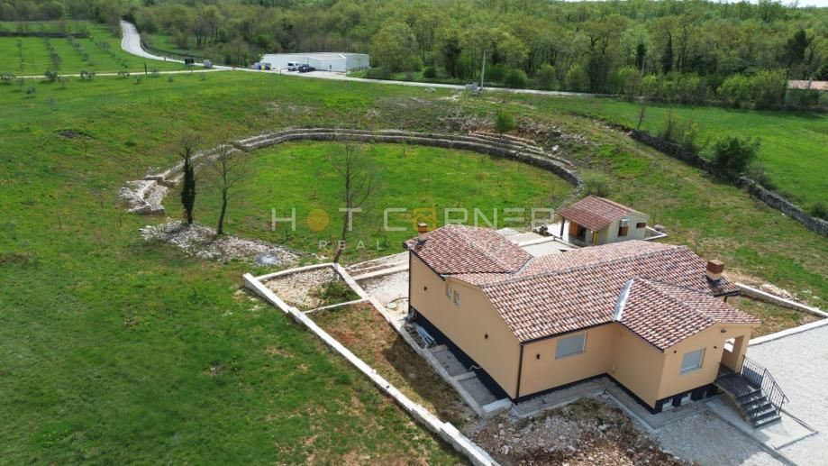 Čudovita nova vila z bazenom v idilični vasi 15 min od morja