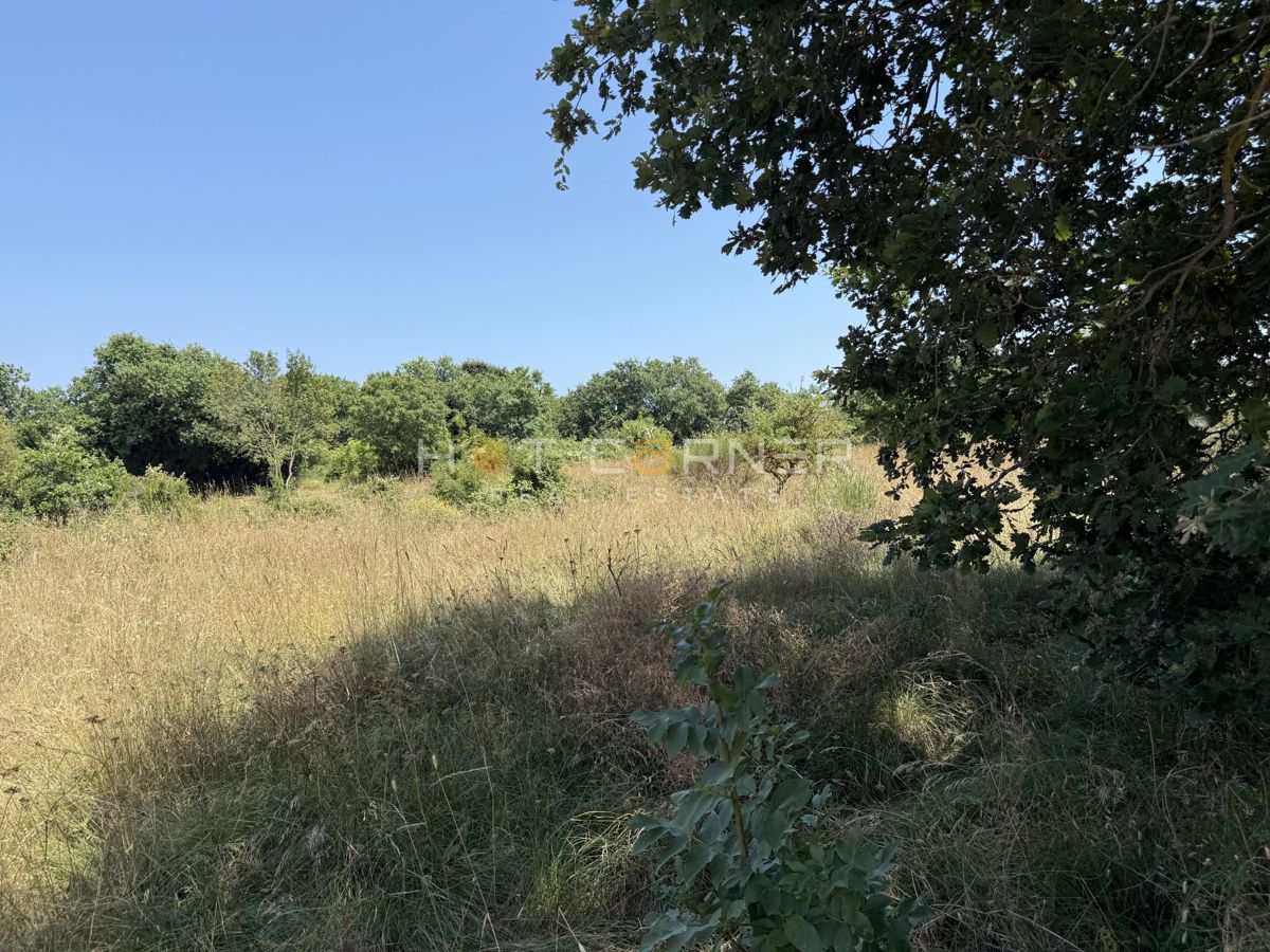 Medulin, Šaraje, zazidljivo zemljišče 1 km od morja