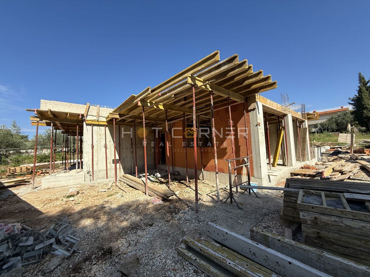 Pula, Veli Vrh, čudovita lokacija 300 m od morja, moderno pritlično stanovanje 2SS + 75 m² vrta
