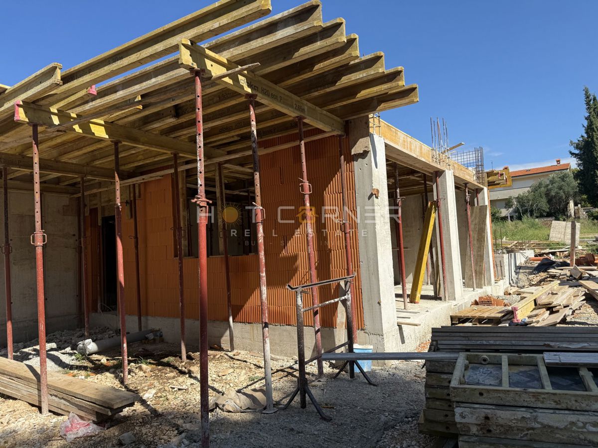 Pula, Veli Vrh, čudovita lokacija 300 m od morja, moderno pritlično stanovanje 2SS + 75 m² vrta