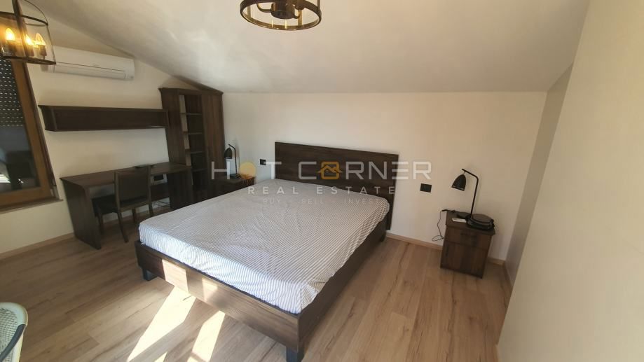 Vila z 2 stanovanji, bazenom in pogledom na morje, 2 km od plaže!