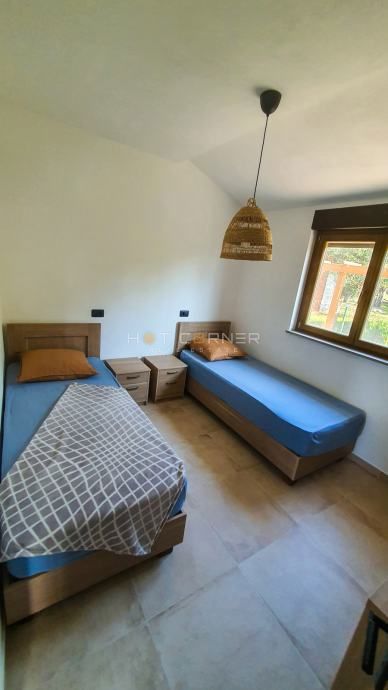 Vila z 2 stanovanji, bazenom in pogledom na morje, 2 km od plaže!