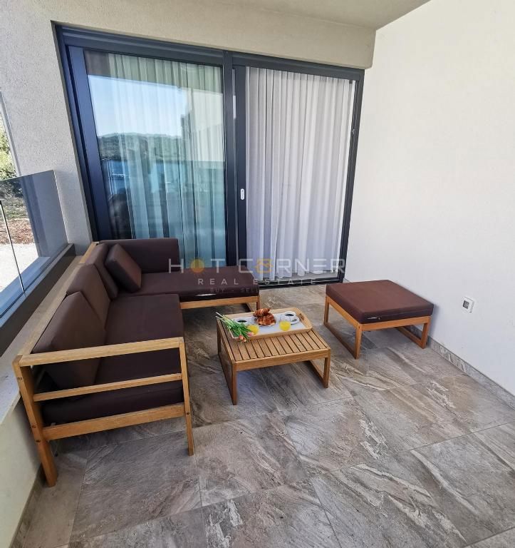 Banjole, neposredno nad plažo, luksuzni penthouse, pogled na morje, bazen, dvigalo