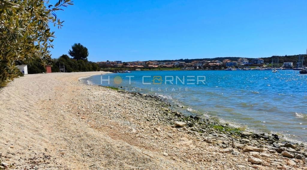 Banjole, neposredno nad plažo, luksuzni penthouse, pogled na morje, bazen, dvigalo