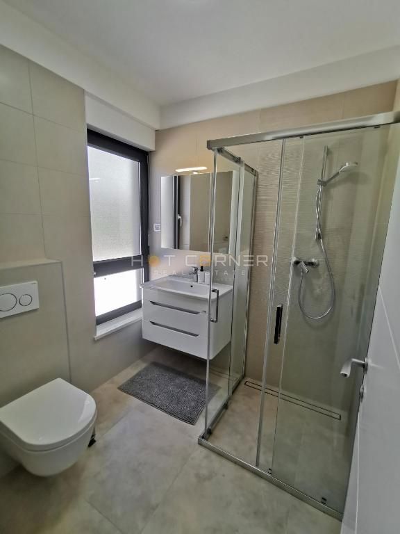 Banjole, neposredno nad plažo, luksuzni penthouse, pogled na morje, bazen, dvigalo