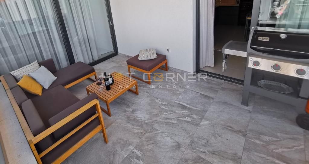 Banjole, neposredno nad plažo, luksuzni penthouse, pogled na morje, bazen, dvigalo