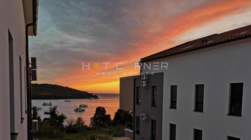 Banjole, neposredno nad plažo, luksuzni penthouse, pogled na morje, bazen, dvigalo