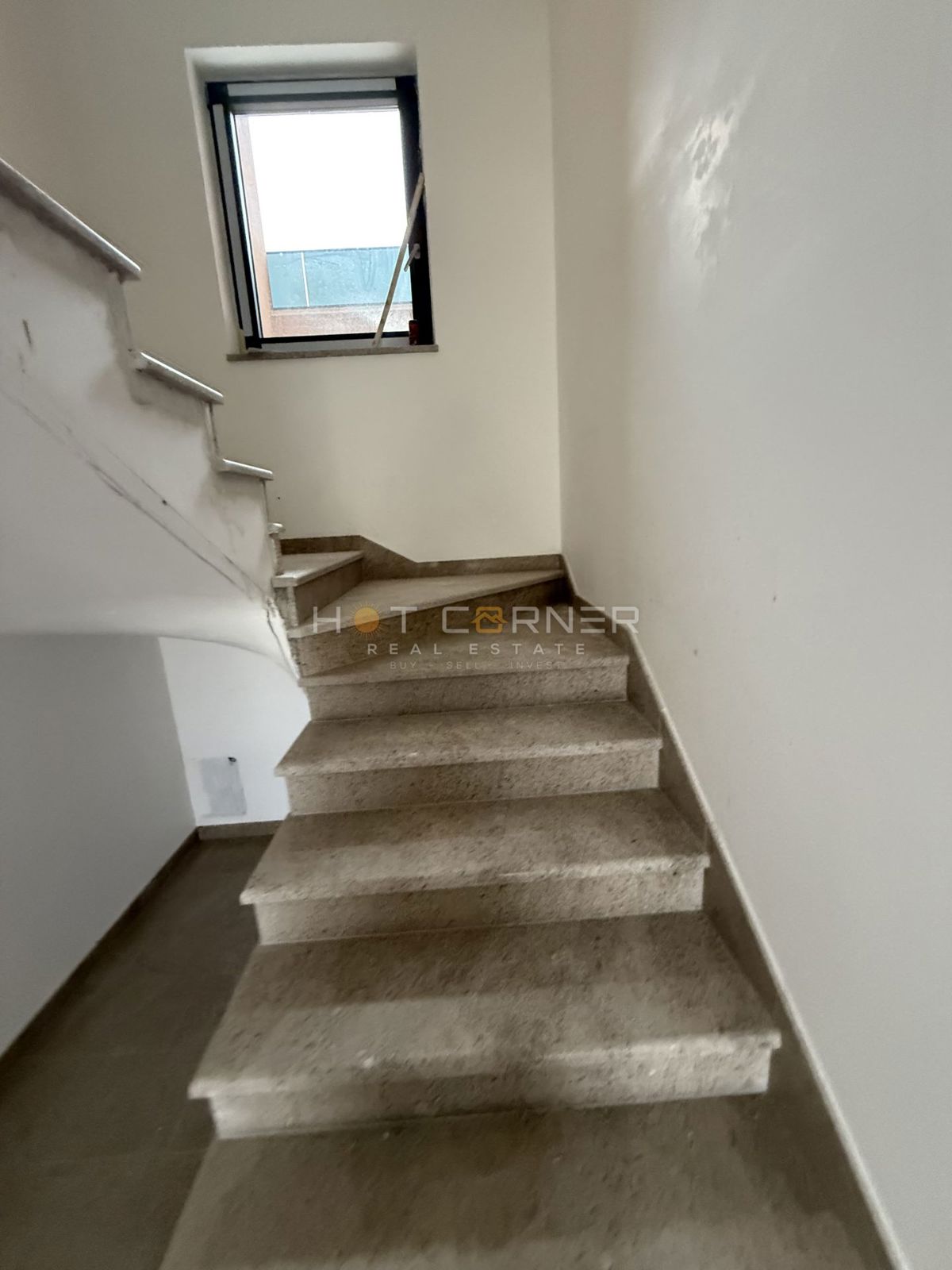 Priložnost, sodobno stanovanje s 2 spalnicama, 1. nadstropje, blizu Pula City Mall-a, vseljivo 06/2026