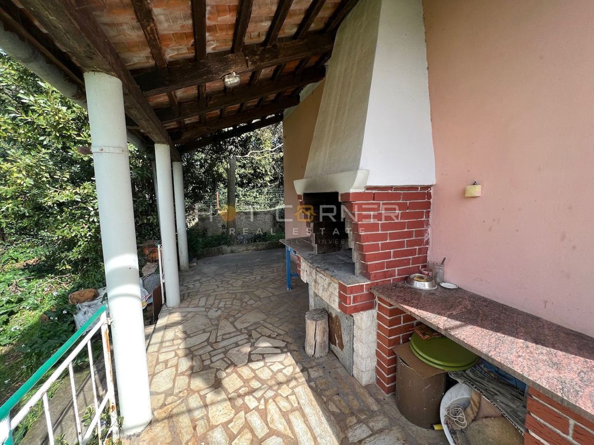 Jadreški, Pula, zazidljivo zemljišče v velikosti 2000 m2 s hiško v velikosti 40 m2