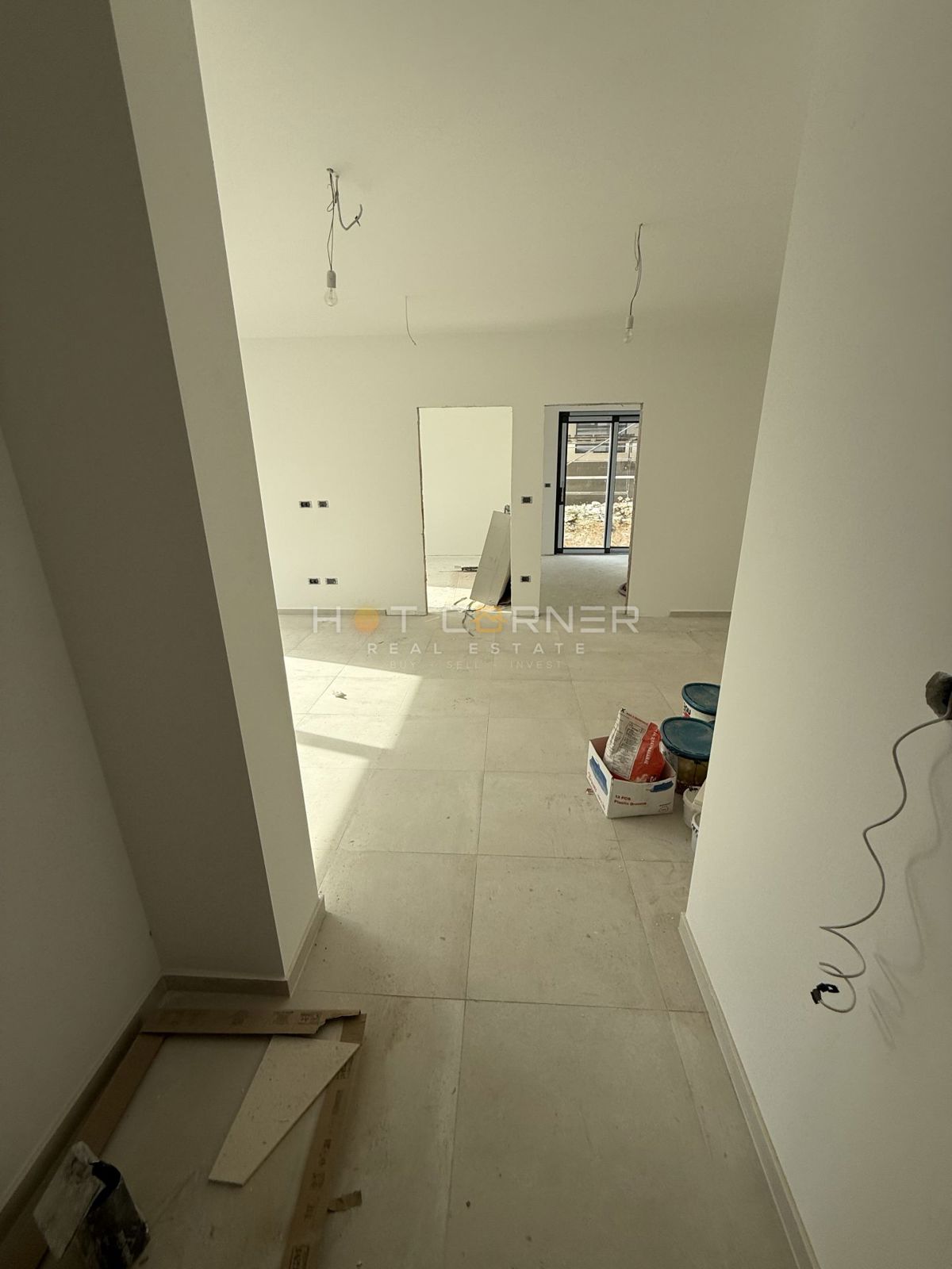 Vrhunska lokacija, Pješčana Uvala, luksuzno pritlično stanovanje z vrtom, 400 metrov od plaže!