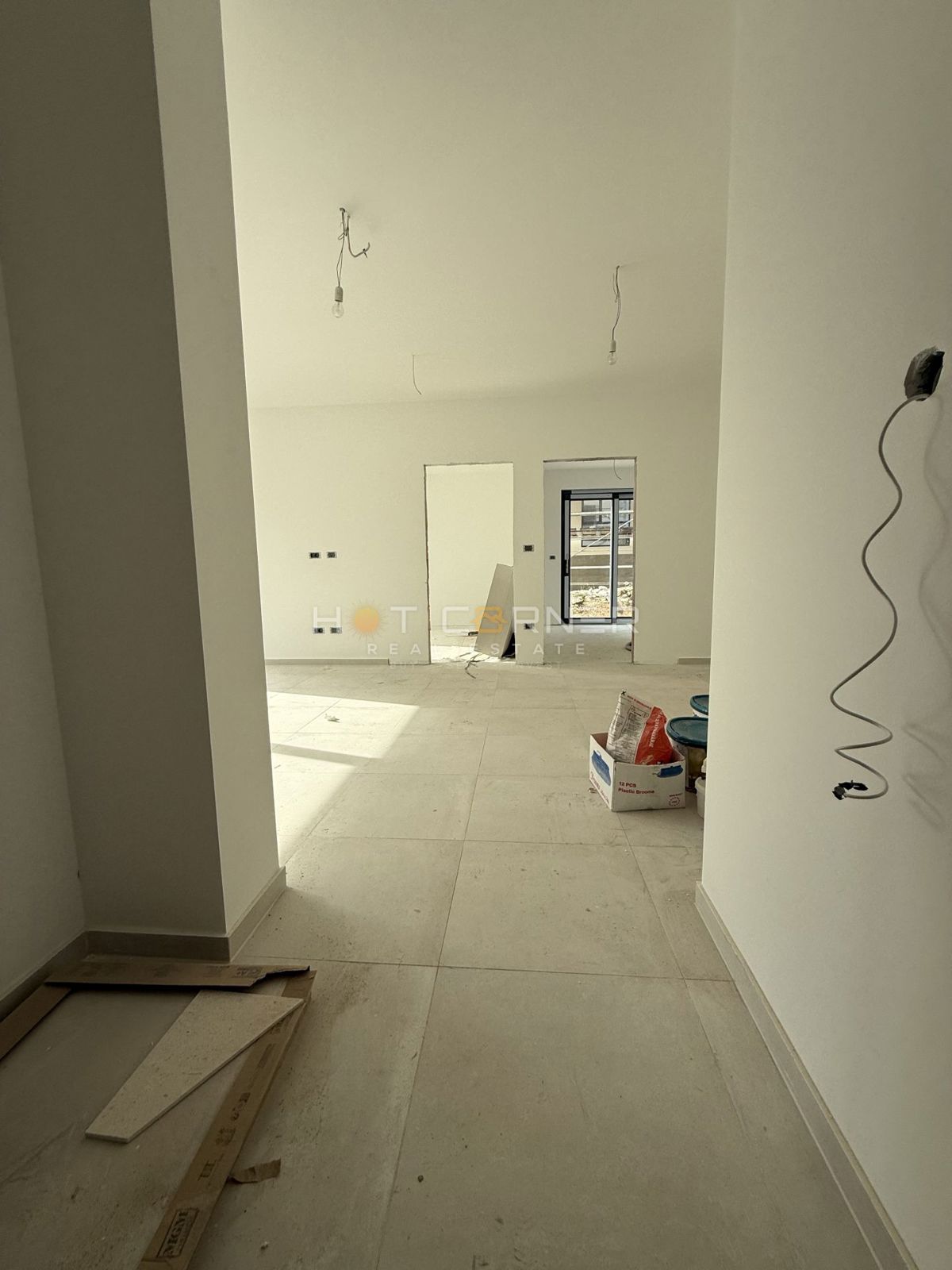 Vrhunska lokacija, Pješčana Uvala, luksuzno pritlično stanovanje z vrtom, 400 metrov od plaže!