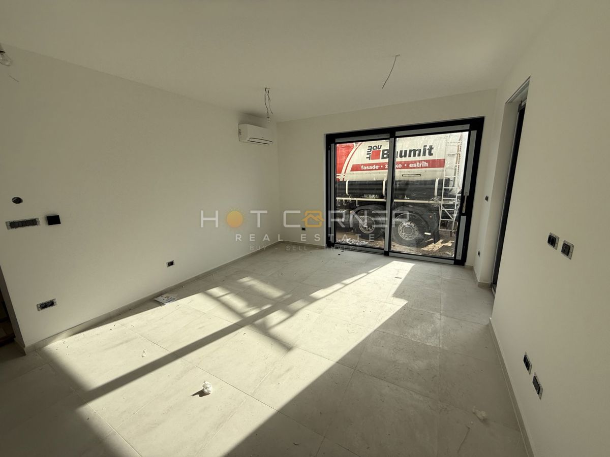 Vrhunska lokacija, Pješčana Uvala, luksuzno pritlično stanovanje z vrtom, 400 metrov od plaže!