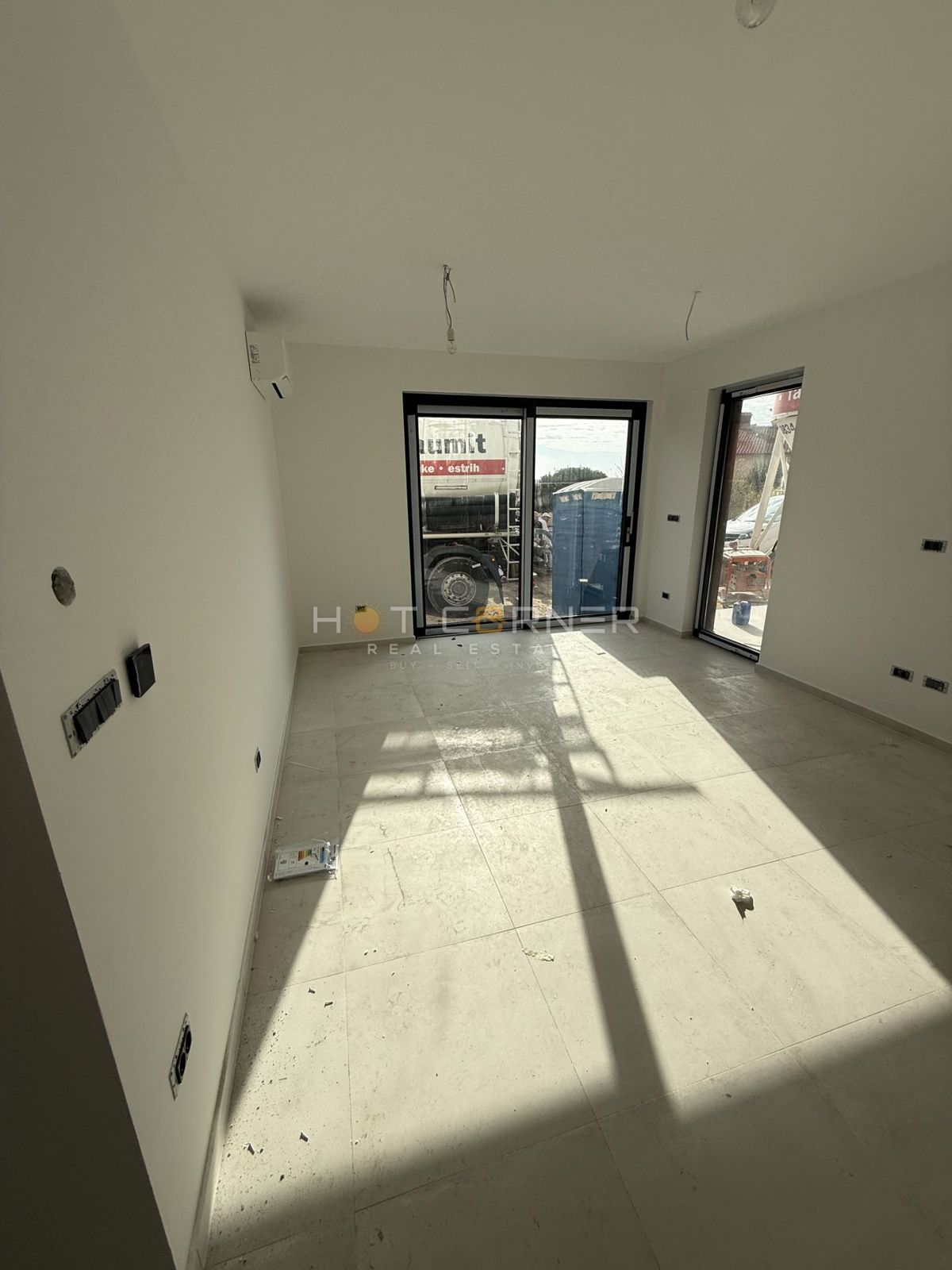 Vrhunska lokacija, Pješčana Uvala, luksuzno pritlično stanovanje z vrtom, 400 metrov od plaže!