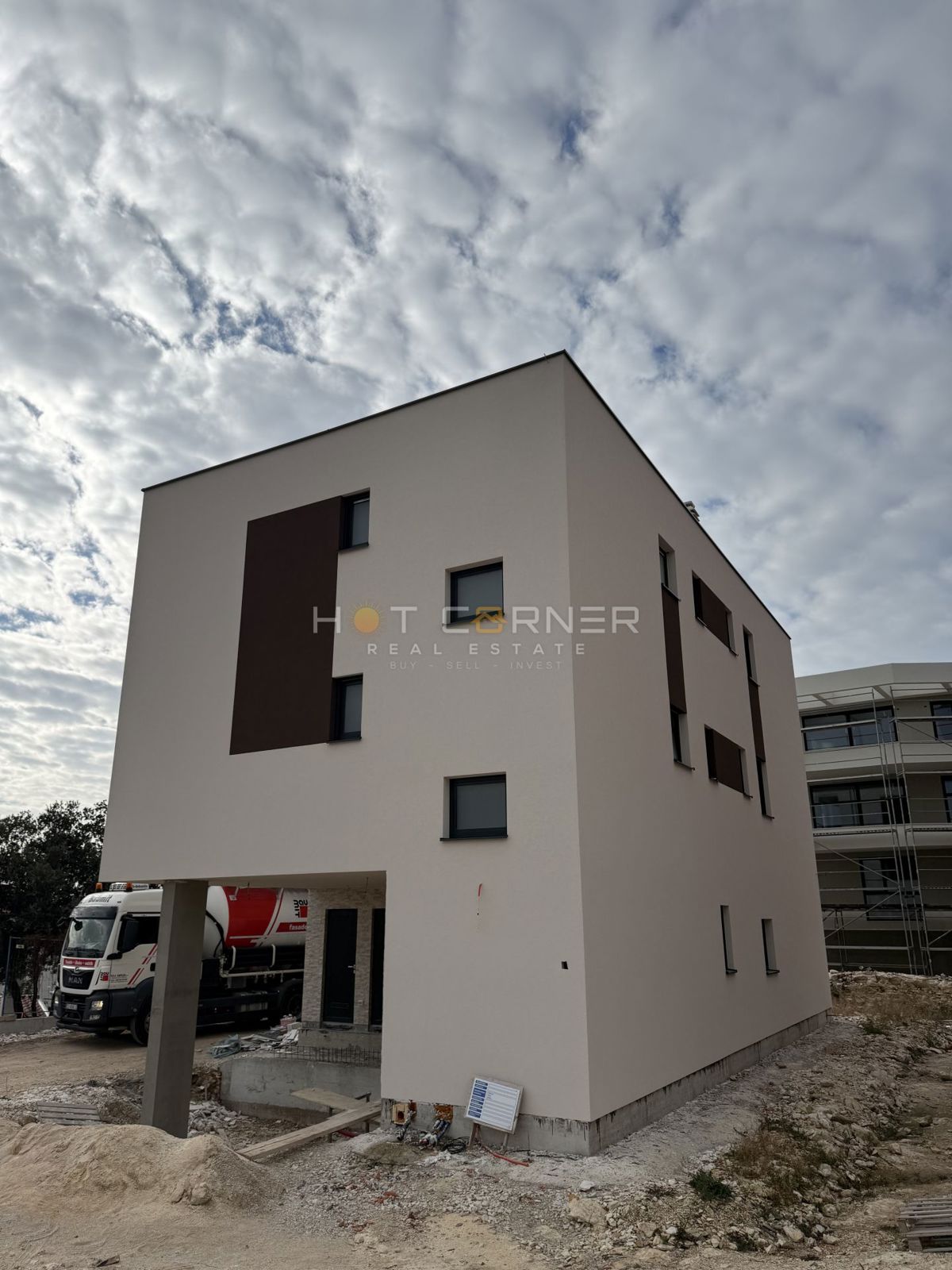 Vrhunska lokacija, Pješčana Uvala, luksuzno pritlično stanovanje z vrtom, 400 metrov od plaže!