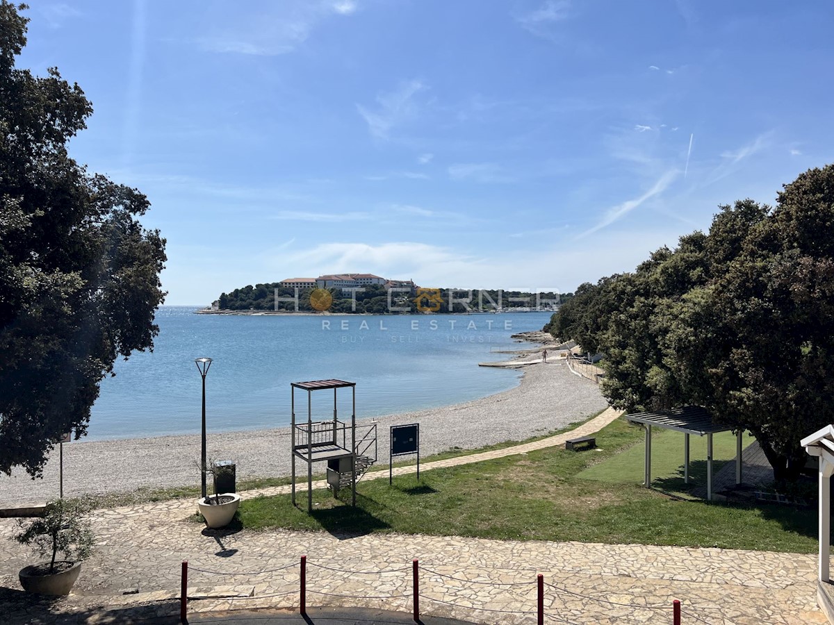 Vrhunska lokacija, Pješčana Uvala, luksuzno pritlično stanovanje z vrtom, 400 metrov od plaže!