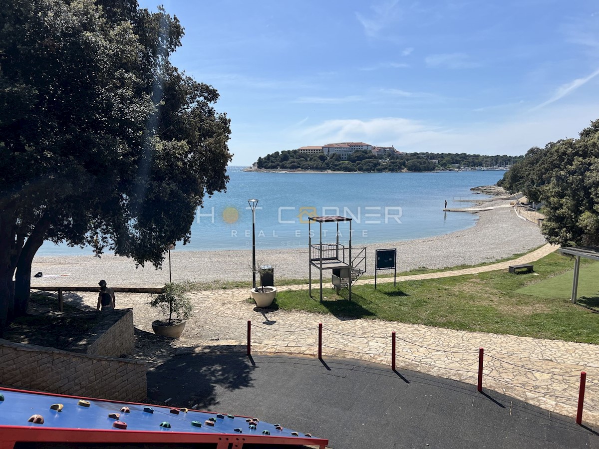 Vrhunska lokacija, Pješčana Uvala, luksuzno pritlično stanovanje z vrtom, 400 metrov od plaže!