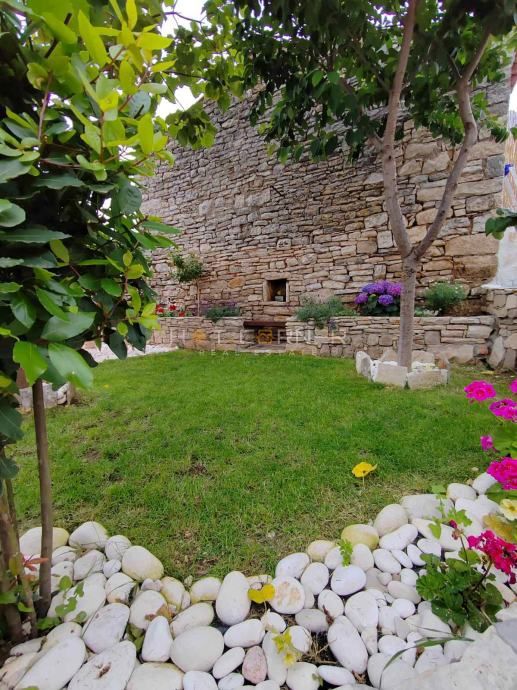 Galižana, čudovito prenovljena kamnita hiša s čudovitim vrtom in bazenom