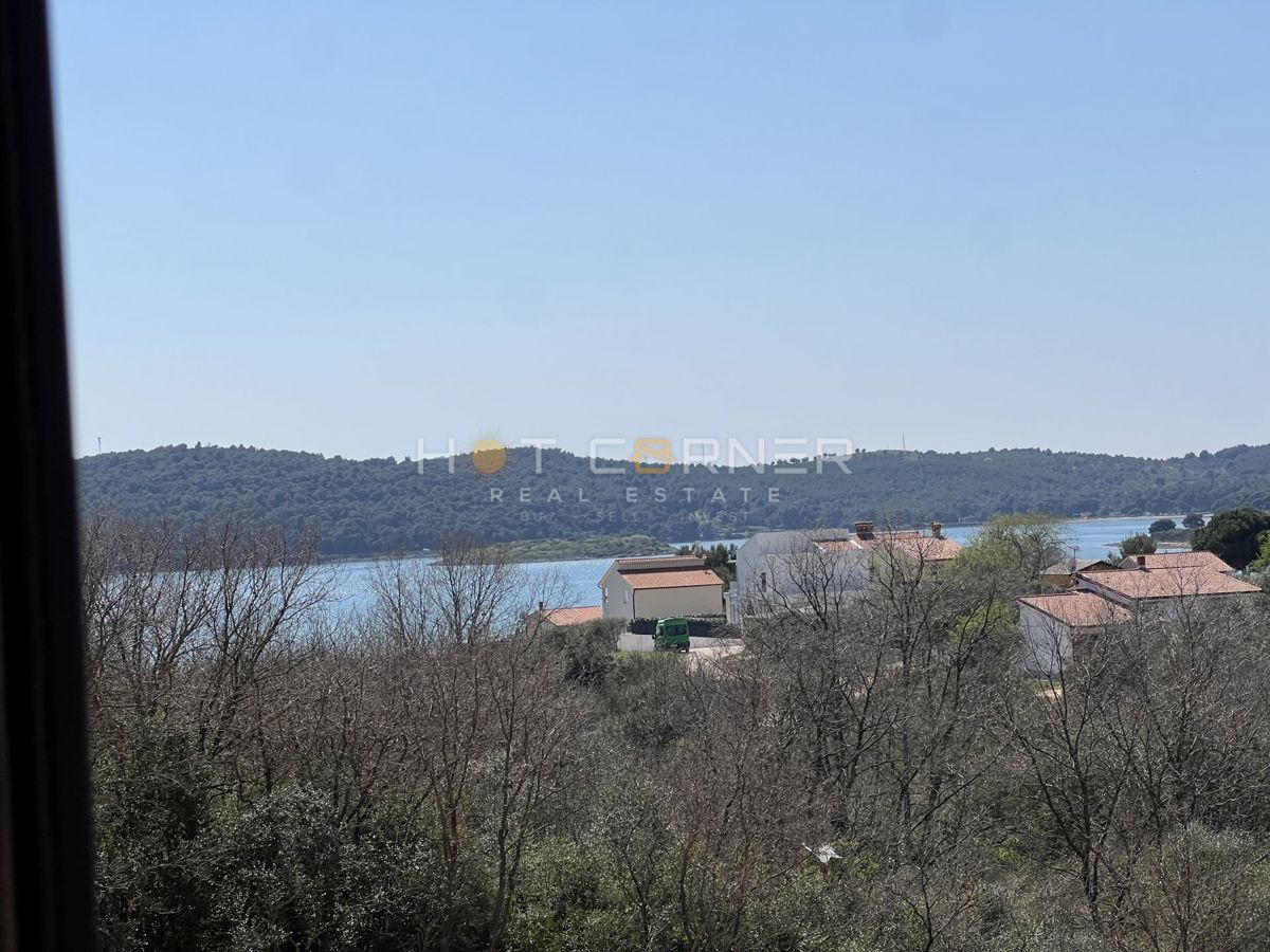 Medulin, 650 m od plaže, 1. nadstropje, 2 spalnici, pogled na morje