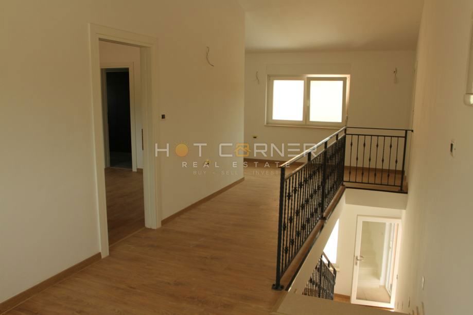 Čudovita nova vila z bazenom in posestvom 9850 m² v idilični vasi 15 min od morja