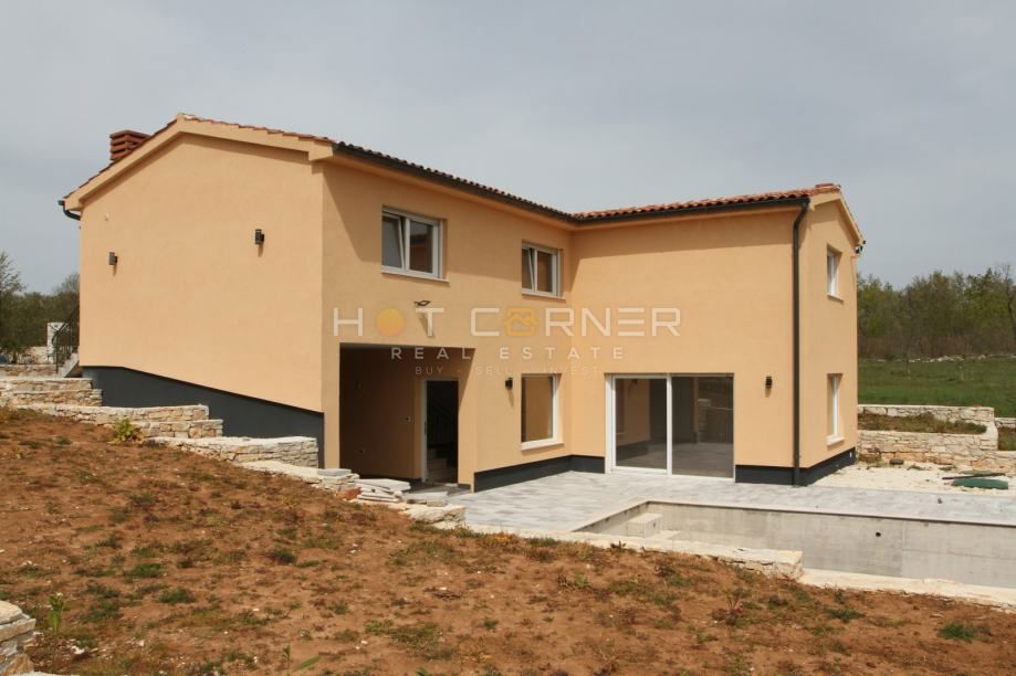 Čudovita nova vila z bazenom in posestvom 9850 m² v idilični vasi 15 min od morja