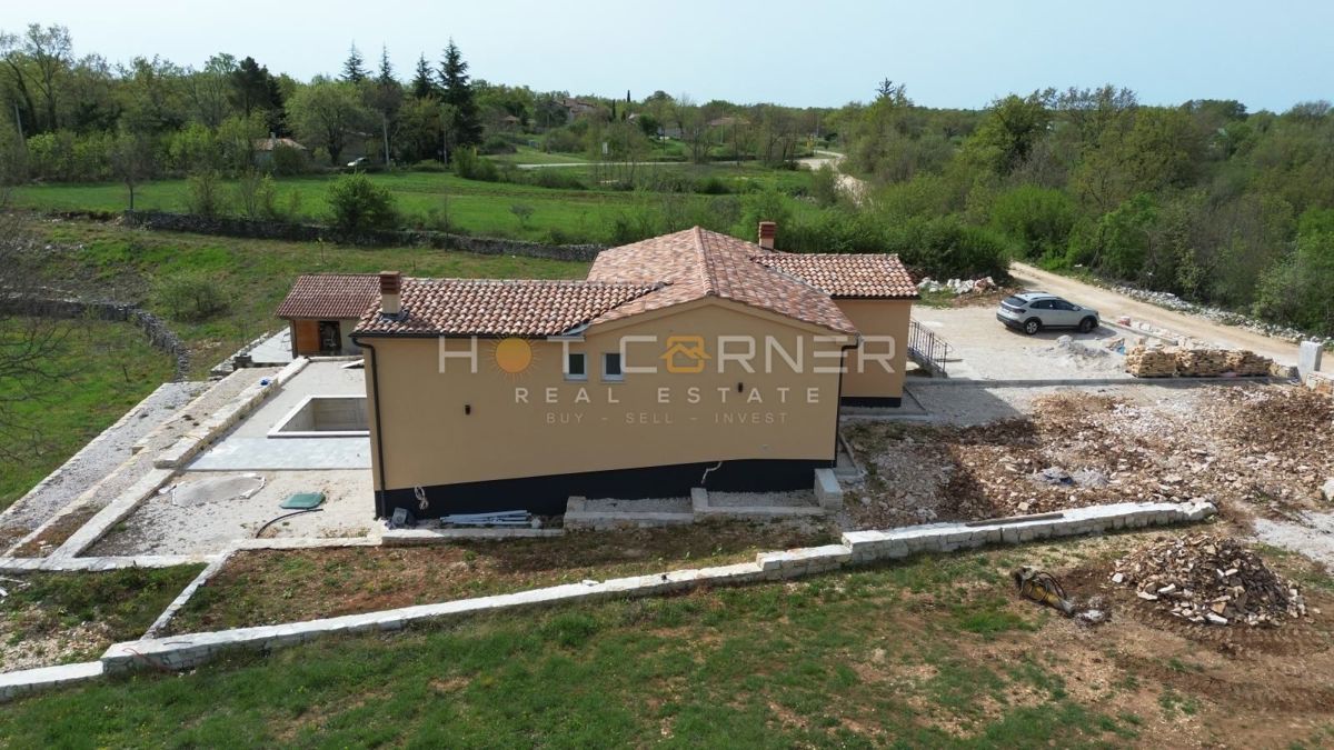 Čudovita nova vila z bazenom in posestvom 9850 m² v idilični vasi 15 min od morja