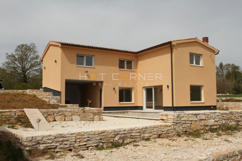 Čudovita nova vila z bazenom in posestvom 9850 m² v idilični vasi 15 min od morja