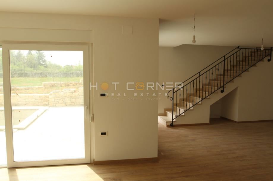 Čudovita nova vila z bazenom in posestvom 9850 m² v idilični vasi 15 min od morja