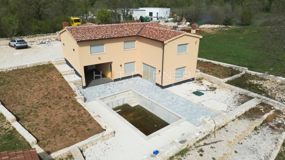 Čudovita nova vila z bazenom in posestvom 9850 m² v idilični vasi 15 min od morja
