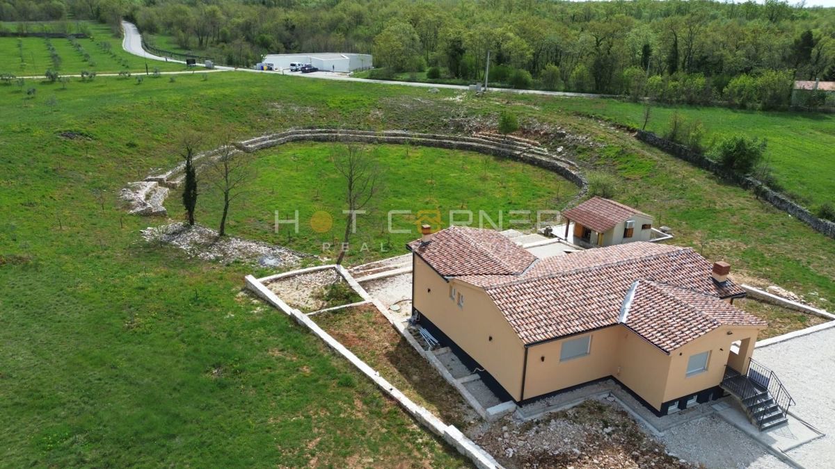 Čudovita nova vila z bazenom in posestvom 9850 m² v idilični vasi 15 min od morja