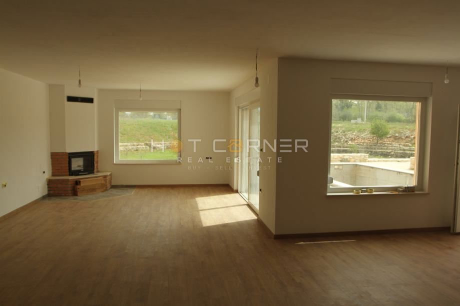 Čudovita nova vila z bazenom in posestvom 9850 m² v idilični vasi 15 min od morja