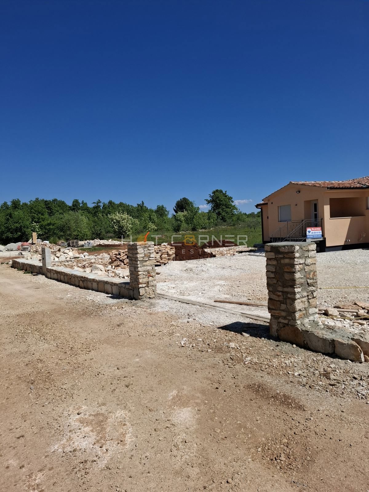 Čudovita nova vila z bazenom in posestvom 9850 m² v idilični vasi 15 min od morja